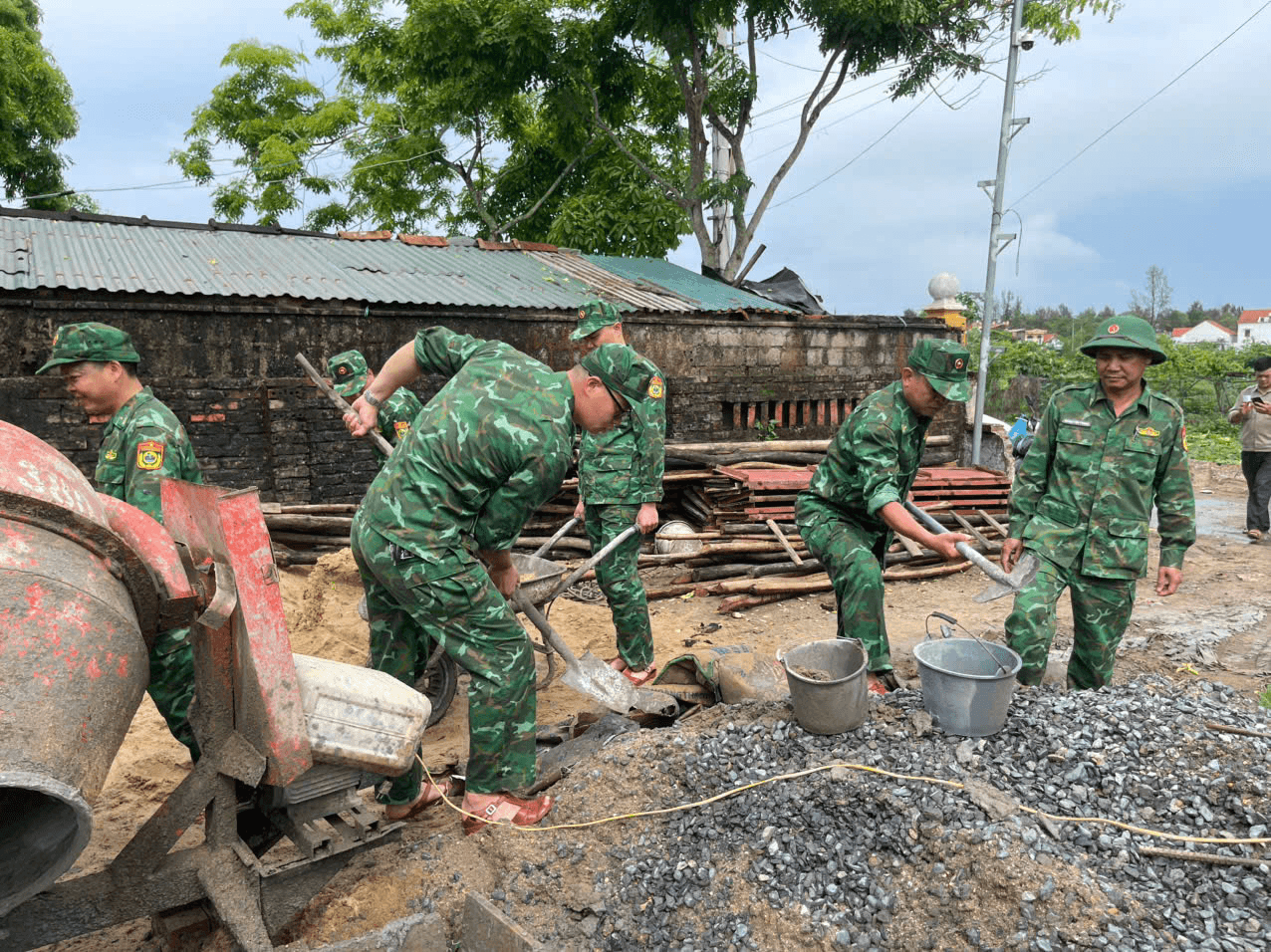 Chạy đua với thời gian giúp dân về nhà mới