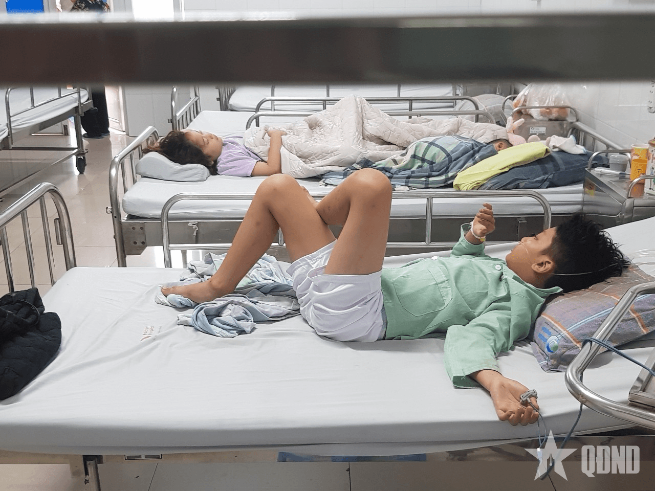 Cháu bé thoát chết thần kỳ trong vụ tàu Vịnh Xanh QN-7105