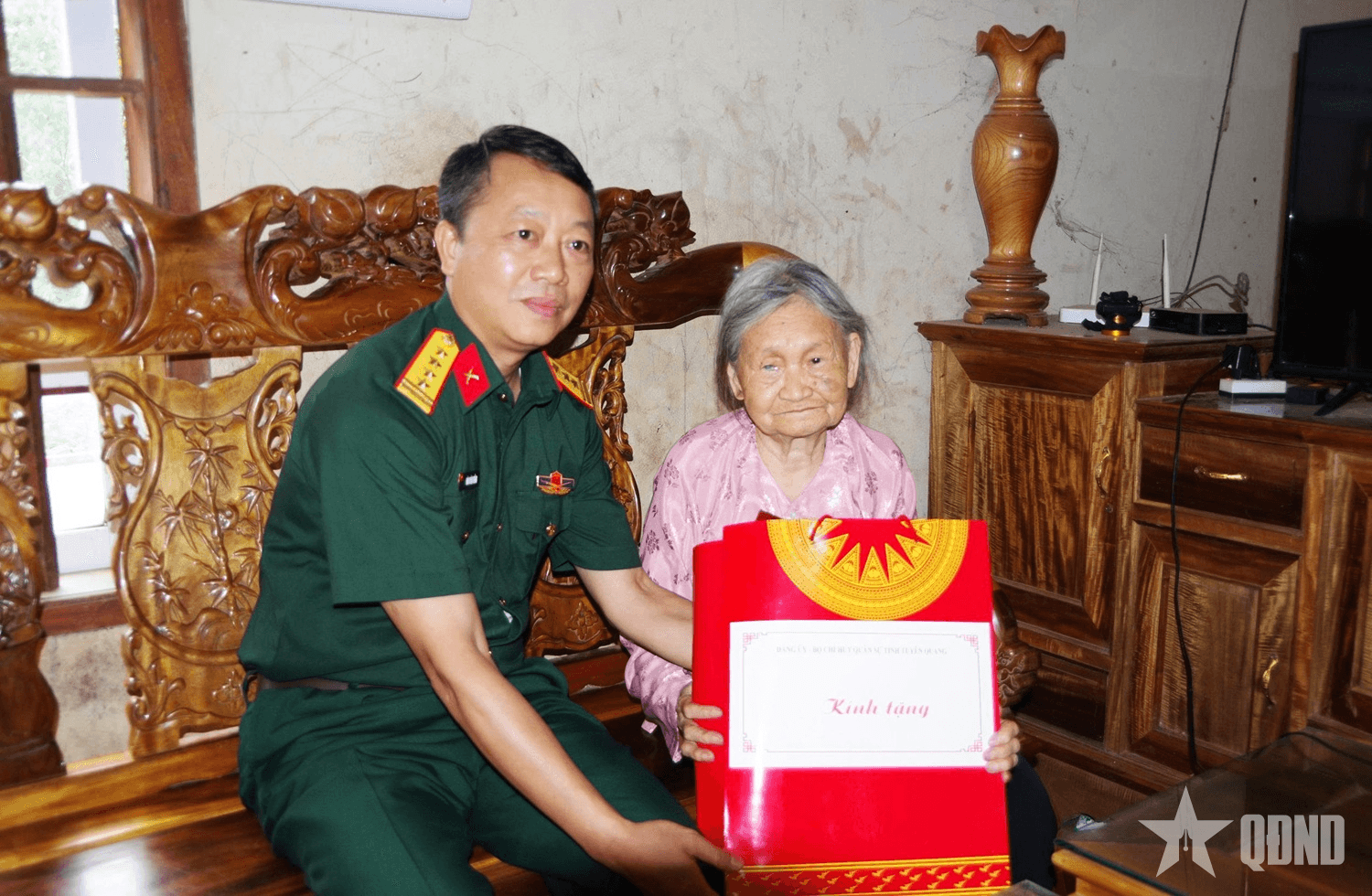 Đảng ủy, Bộ CHQS tỉnh Tuyên Quang thăm, tặng quà Bà mẹ Việt Nam anh hùng