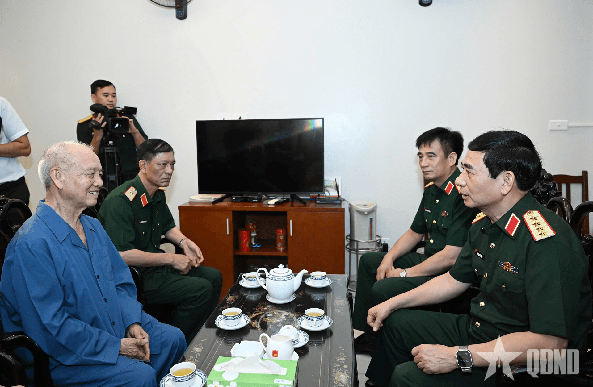 Đại tướng Phan Văn Giang thăm hỏi các Anh hùng LLVT nhân dân và nguyên lãnh đạo Bộ Quốc phòng
