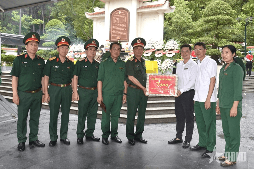 Thường vụ Đảng ủy, Bộ tư lệnh Quân khu 4 dâng hương tưởng niệm các Anh hùng liệt sĩ