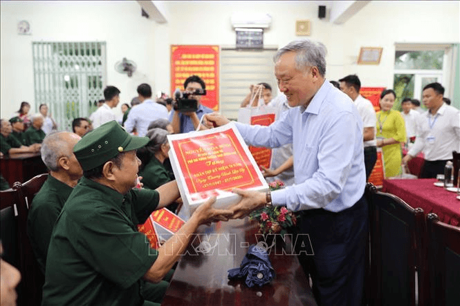 Phó thủ tướng Thường trực Chính phủ Nguyễn Hòa Bình thăm, tặng quà gia đình chính sách tại Thanh Hóa