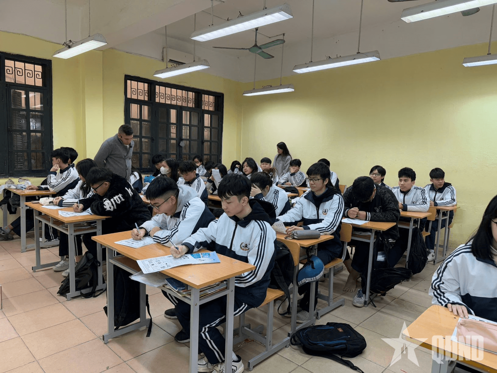 Cấm sử dụng điện thoại trong trường học: Nhìn từ lợi ích tích cực