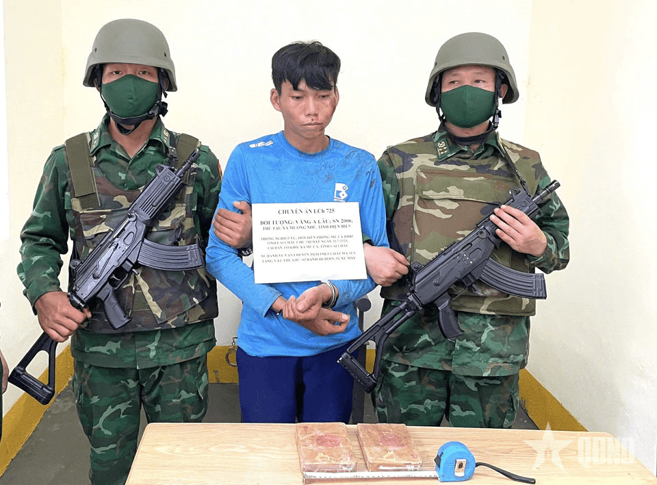 Lai Châu: Bắt quả tang đối tượng vận chuyển trái phép 2 bánh heroin