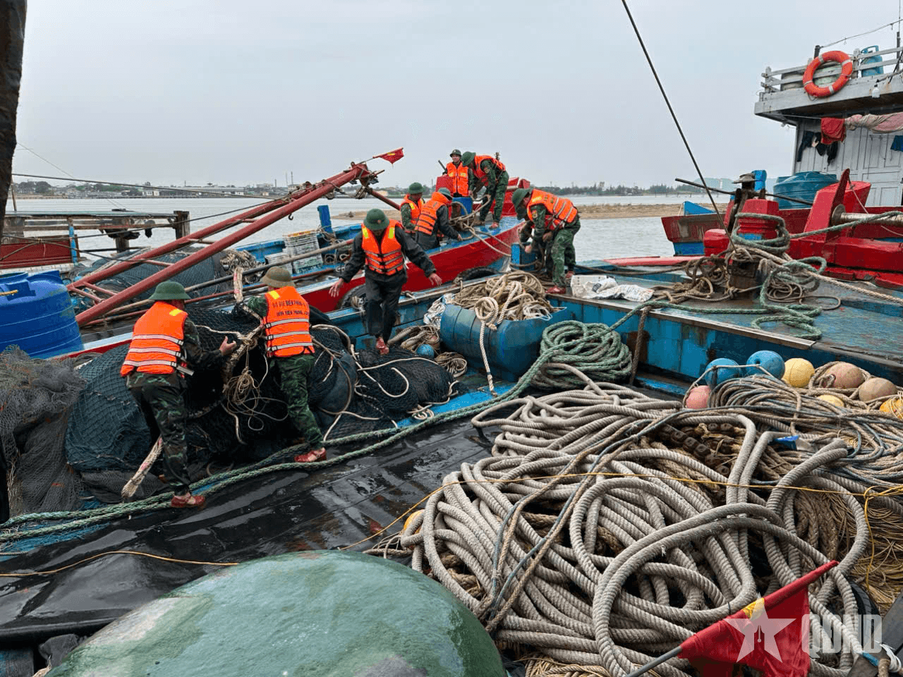 Bộ CHQS tỉnh Hà Tĩnh huy động lực lượng ứng phó bão số 3