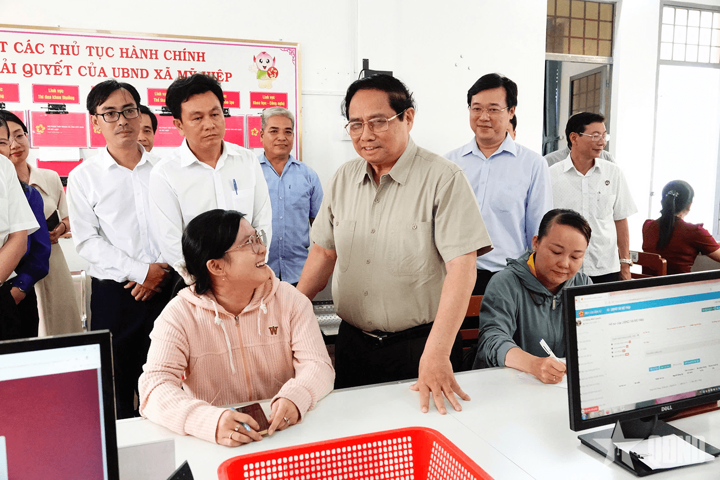 Thủ tướng Phạm Minh Chính: Tuyệt đối tránh tình trạng cán bộ hách dịch, người dân phải nhờ vả