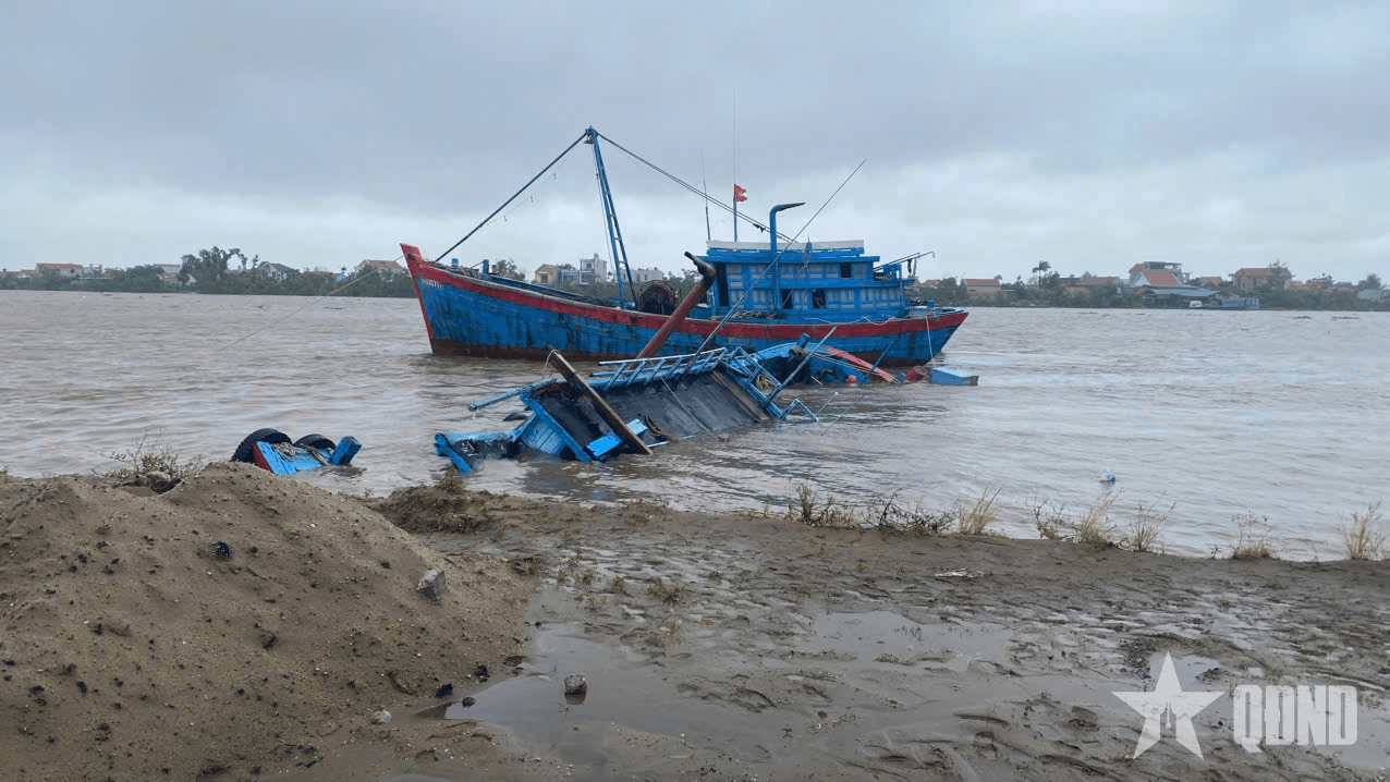 Quảng Ninh: Chìm tàu chở dầu neo tại bến sông Chanh