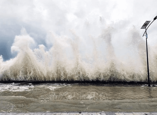 Quảng Ninh: Thủy triều dâng cao kỷ lục, sóng biển dữ dội ở đặc khu Cô Tô