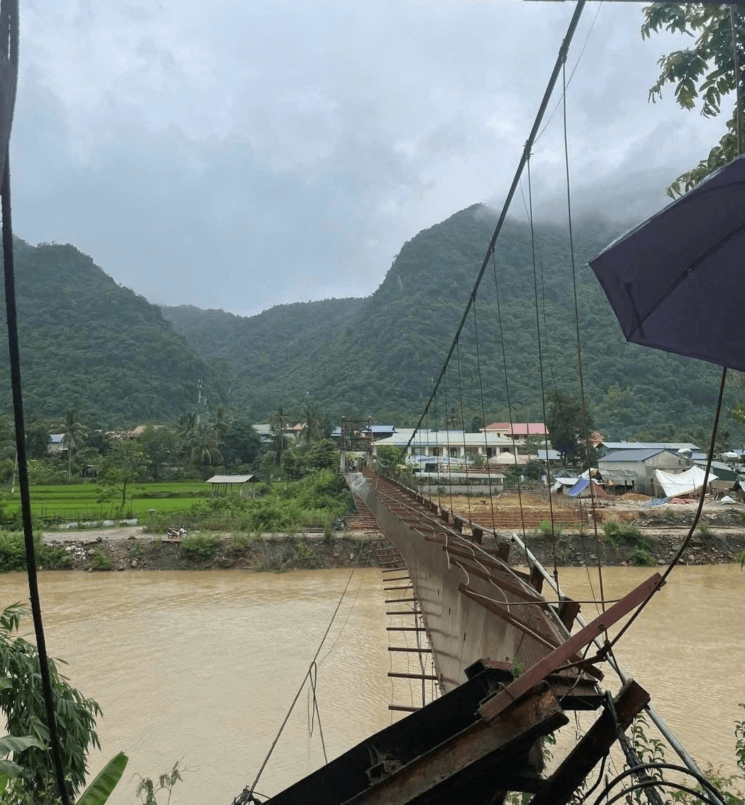 Điện Biên: Đứt cầu treo, ô tô chở 3 người rơi xuống sông