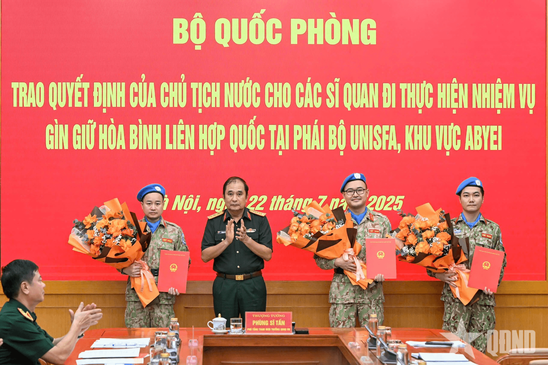 Trao quyết định của Chủ tịch nước cho 3 sĩ quan đi gìn giữ hòa bình tại Abyei