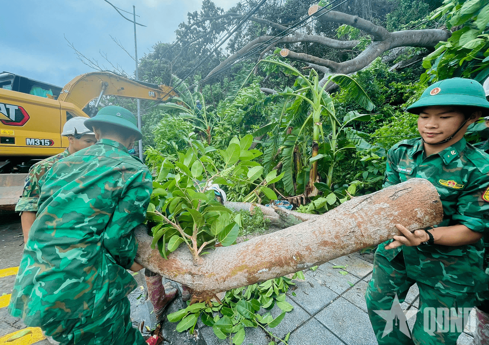 Bộ đội Biên phòng tỉnh Quảng Ninh hỗ trợ địa phương khắc phục hậu quả bão số 3