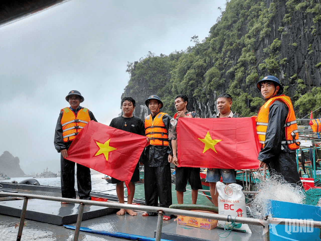 Hải đoàn 11 (Vùng Cảnh sát biển 1) tặng quà, vận động ngư dân tại khu tránh trú bão số 3
