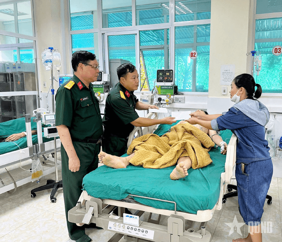 Bộ CHQS tỉnh Điện Biên thăm, trao quà tặng nạn nhân vụ đứt dây cáp cầu treo