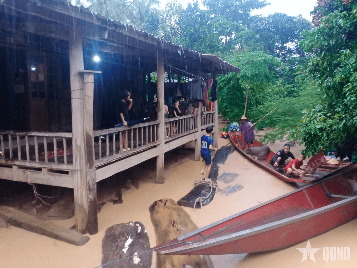 Nghệ An: Giải cứu thành công 5 người dân mắc kẹt giữa dòng nước lũ
