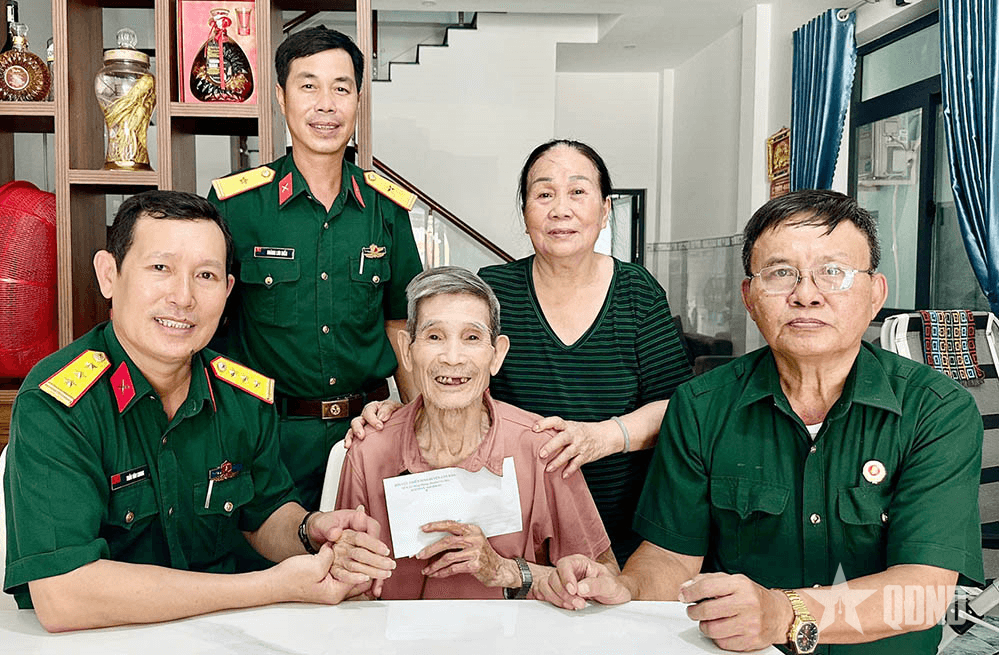 Ban chỉ huy Phòng thủ khu vực 6 - Đặc khu Côn Đảo tặng quà gia đình chính sách, người có công