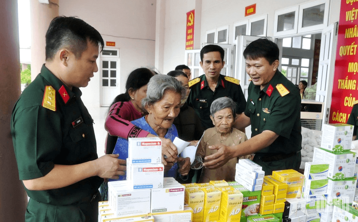 Bộ đội khám bệnh, trao quà tặng người có công, người nghèo xã Sơn Tịnh (Quảng Ngãi)