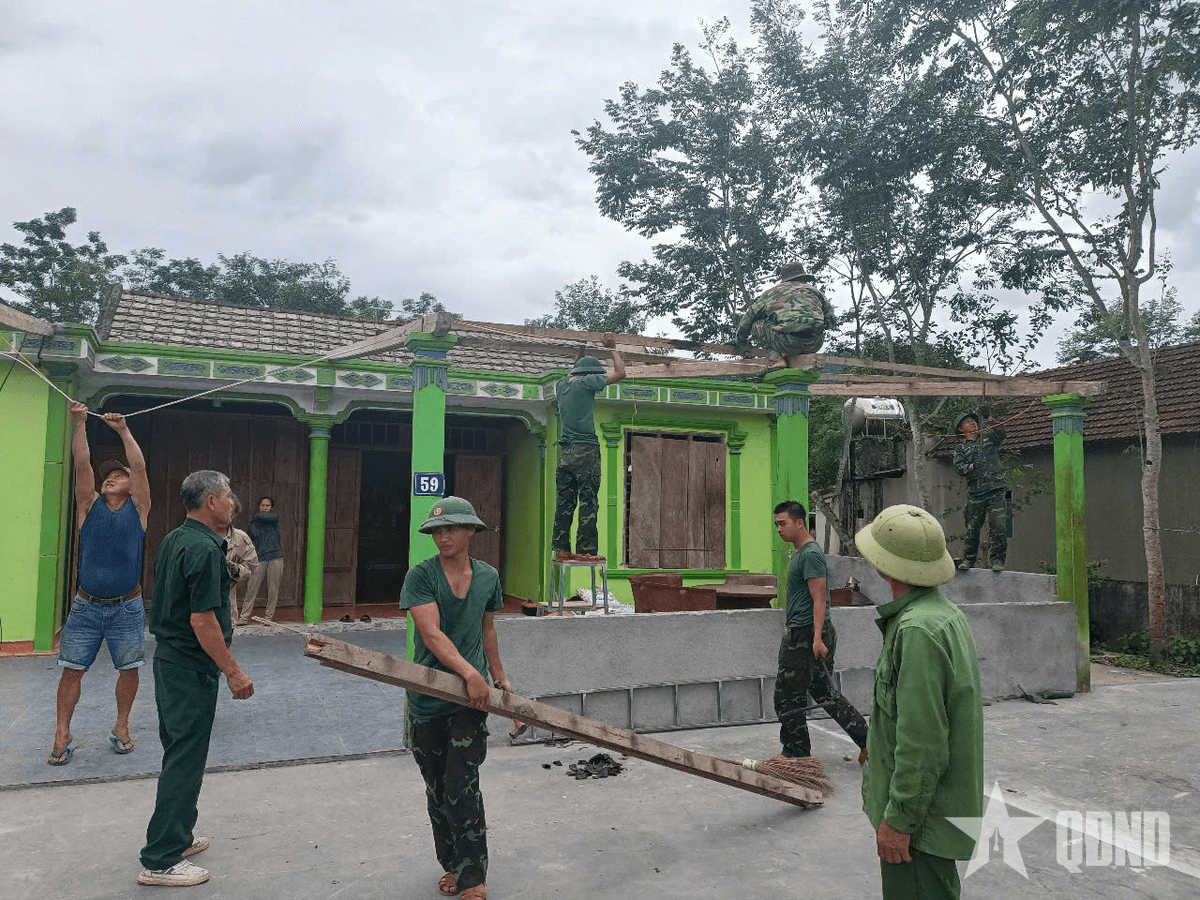 Bộ đội cùng người dân nỗ lực khắc phục thiệt hại do lốc xoáy