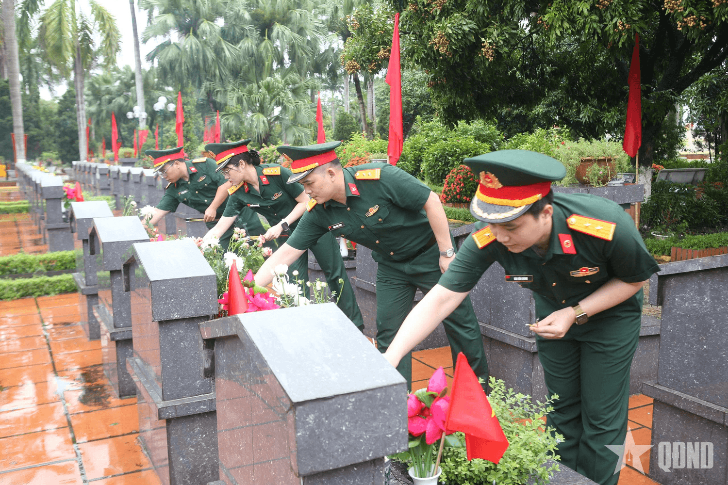 Tuổi trẻ Bệnh viện Quân y 354 tri ân các Anh hùng liệt sĩ tại Nghĩa trang Liệt sĩ thành phố Hà Nội