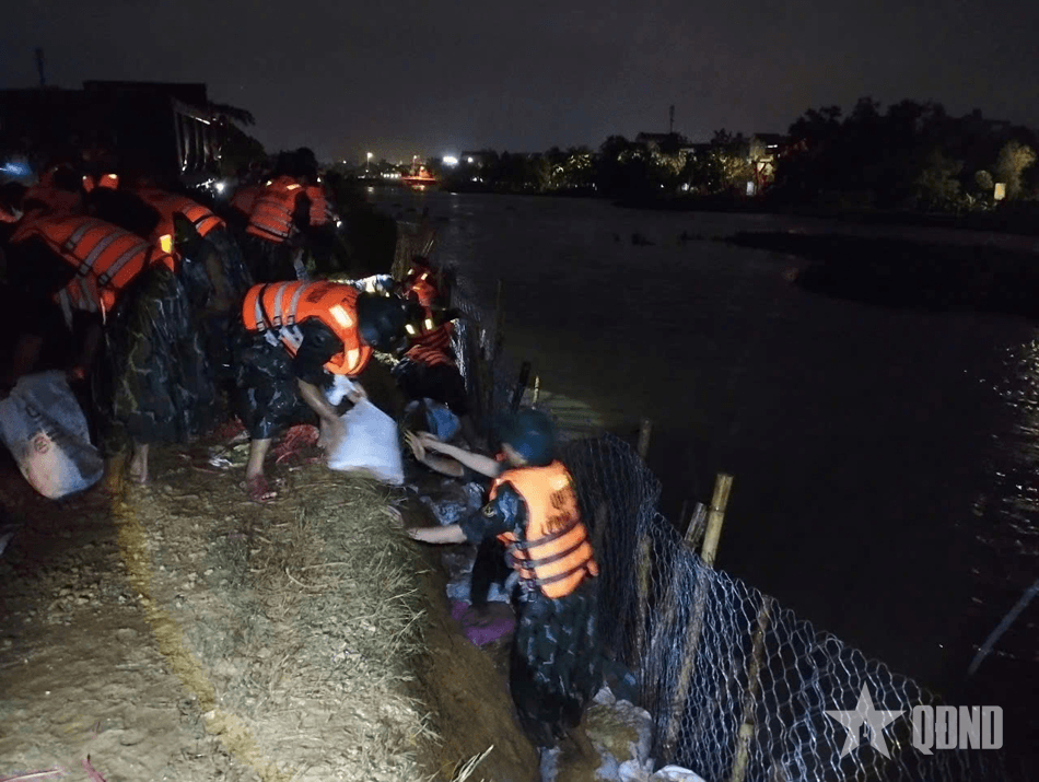 Lữ đoàn 368, Quân đoàn 12 xuyên đêm gia cố đê Tam Điệp