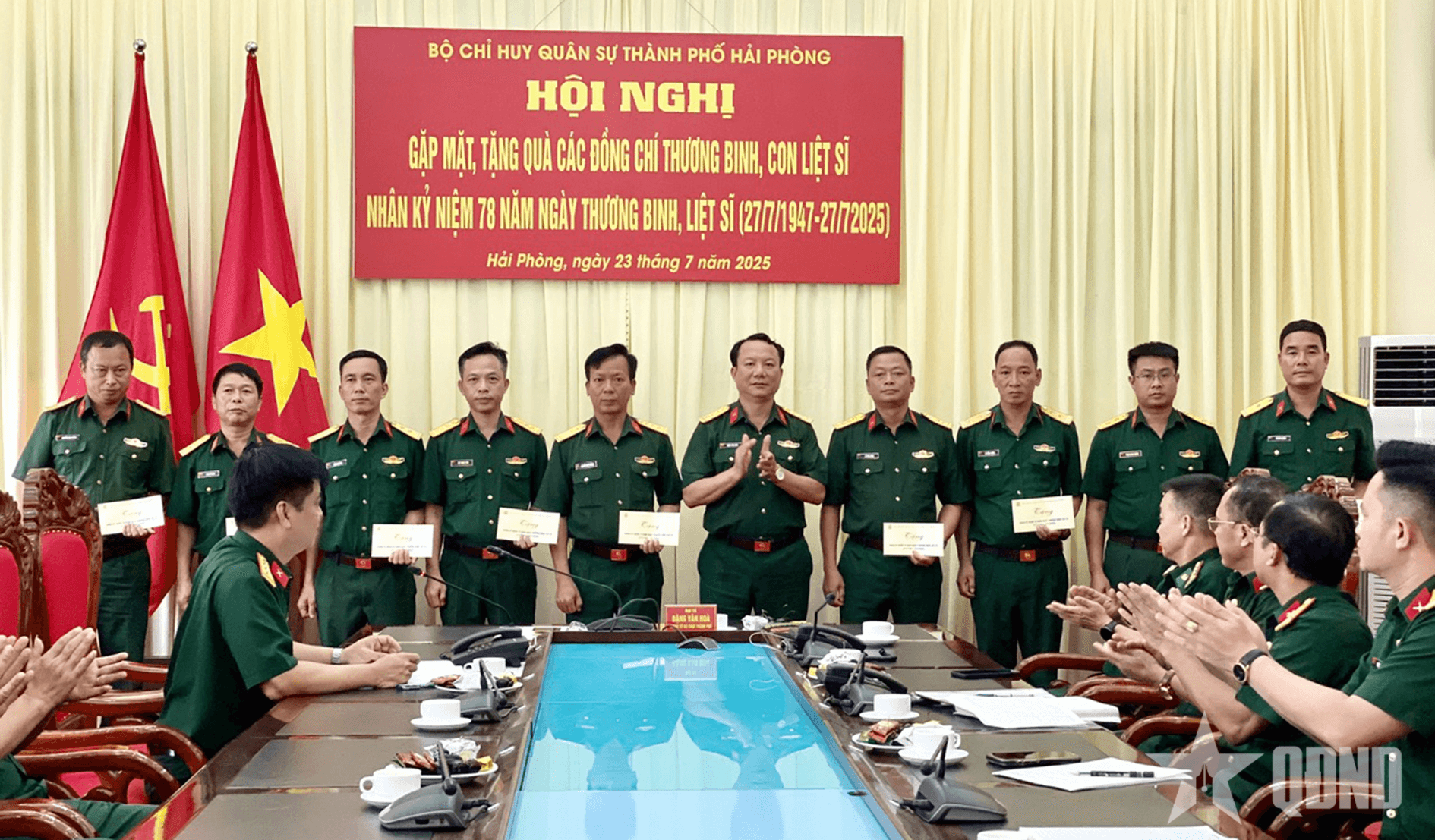 Bộ CHQS thành phố Hải Phòng gặp mặt, tặng quà các thương binh, con liệt sĩ