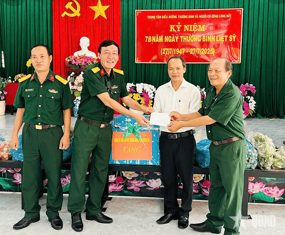 Trung đoàn Minh Đạm tặng quà Trung tâm Điều dưỡng thương binh và người có công Long Đất