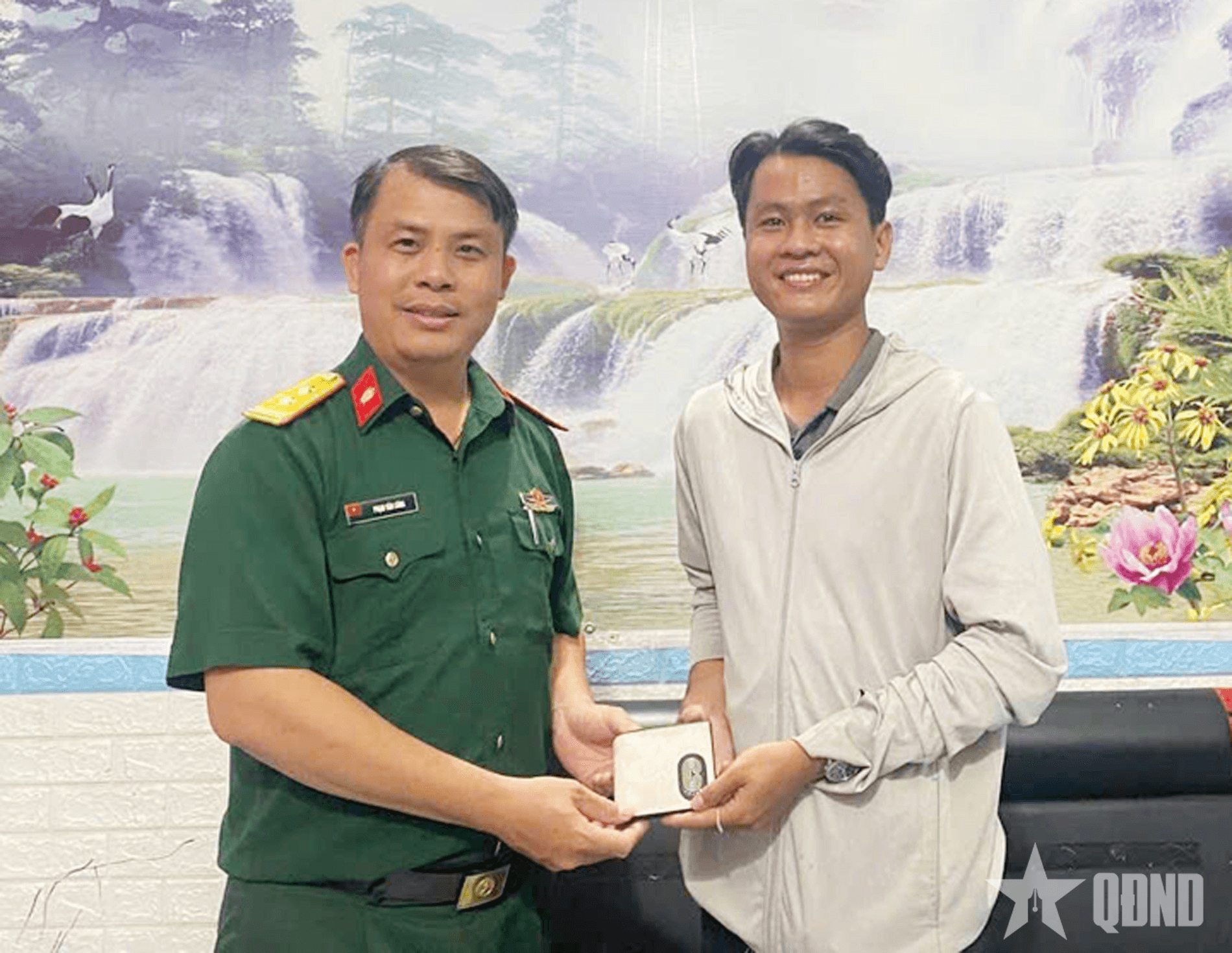 Trung tá Phạm Văn Công trao trả tài sản cho người đánh rơi