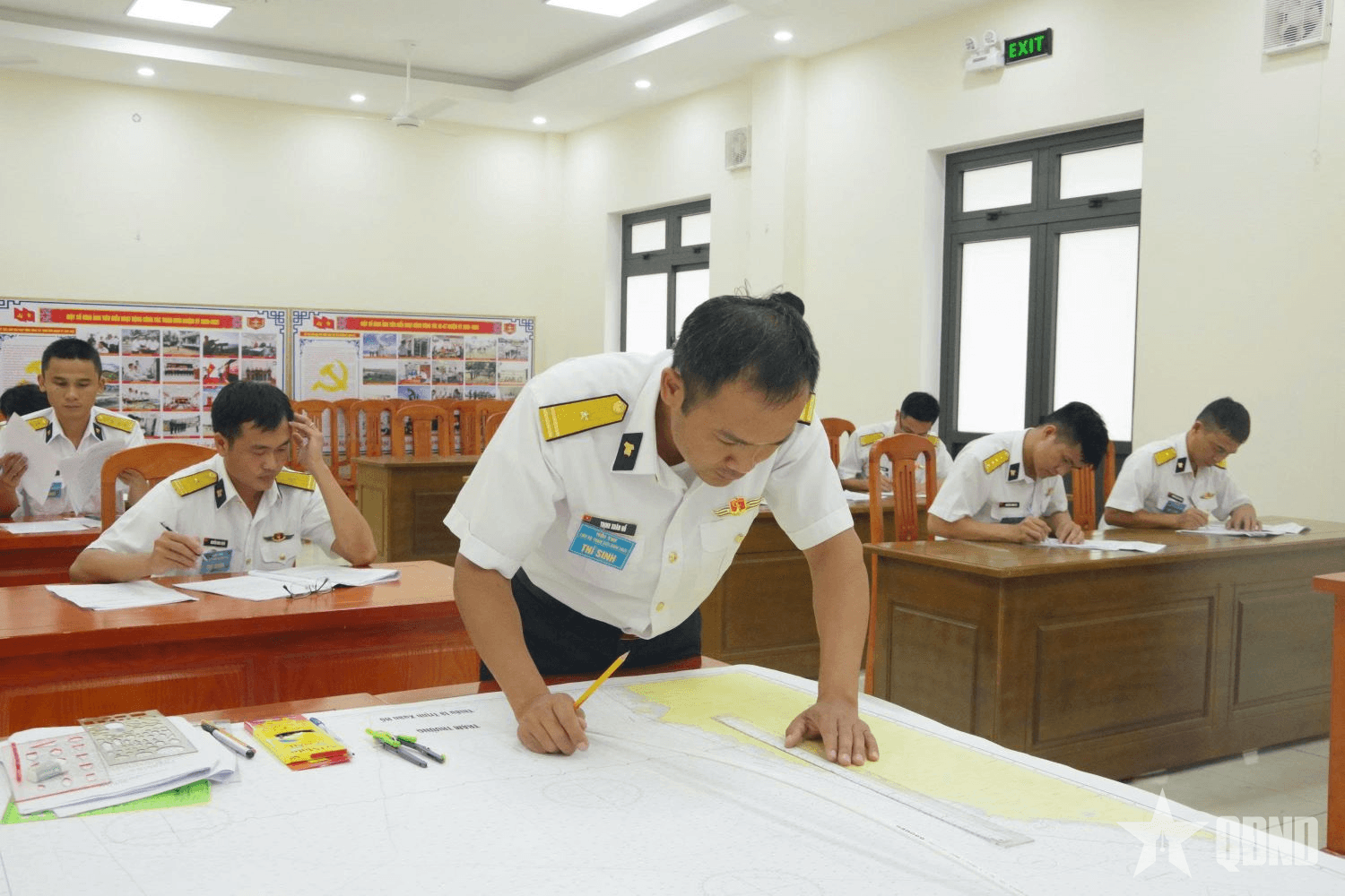 Luyện bản lĩnh nơi đầu sóng, mài trí lực trên điểm cao