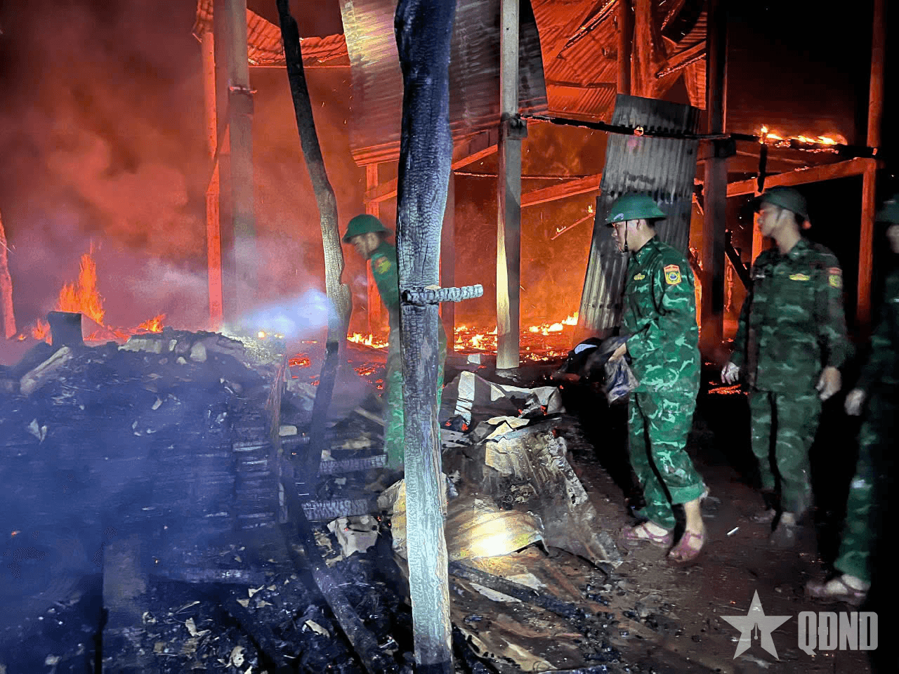 Quảng Trị: Cháy nhà trong đêm, 4 người may mắn thoát nạn