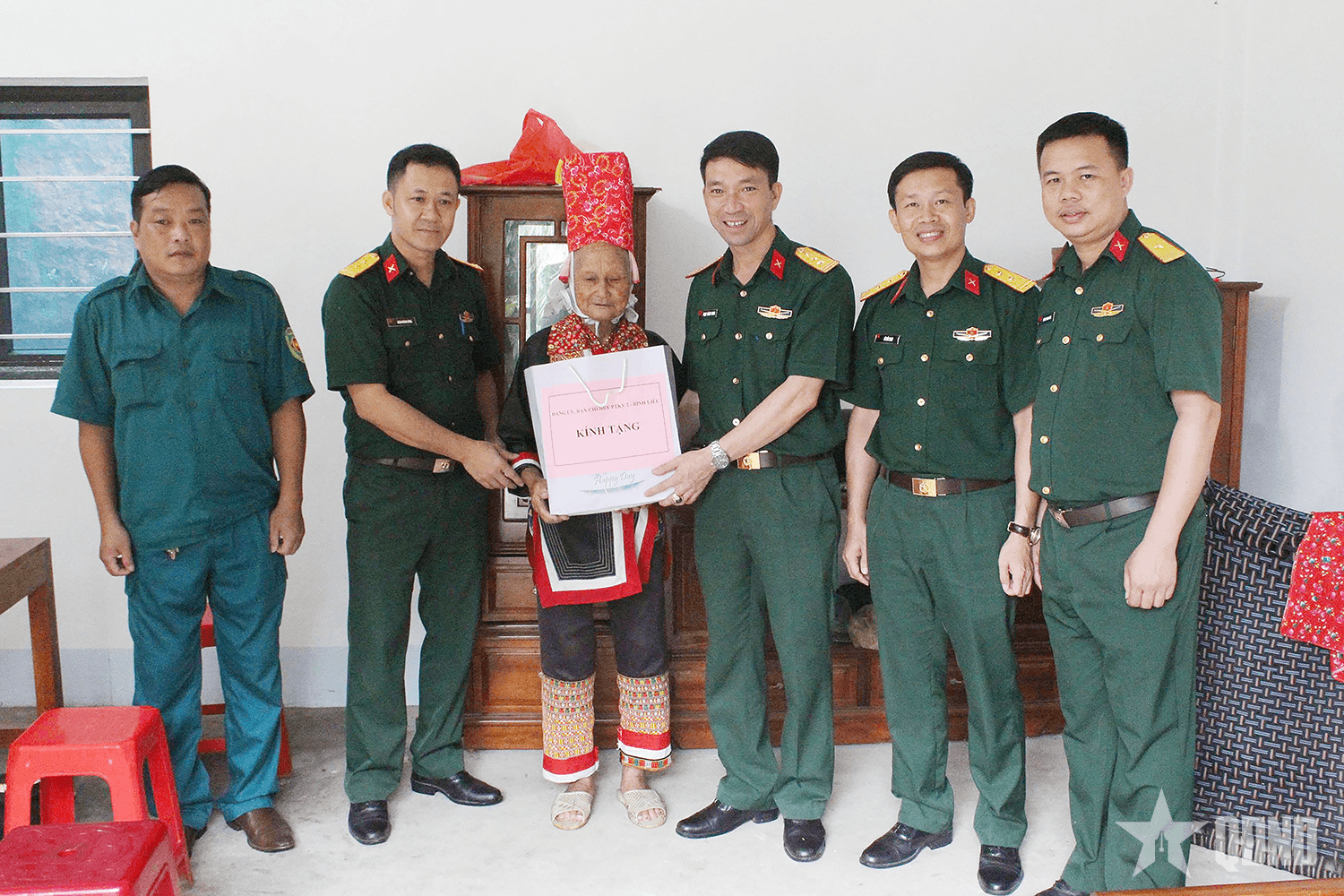 Ban Chỉ huy Phòng thủ khu vực 2 - Bình Liêu thăm, tặng quà các gia đình chính sách trên địa bàn