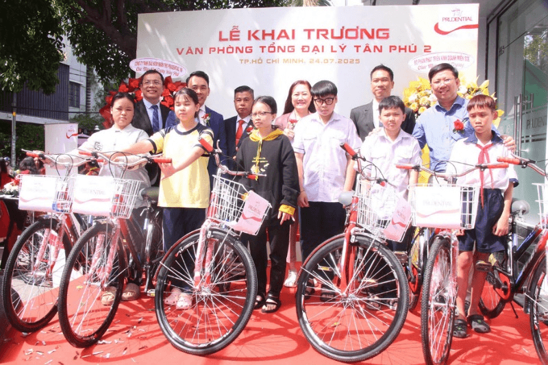 Trao tặng xe đạp cho học sinh có hoàn cảnh khó khăn tại TP Hồ Chí Minh