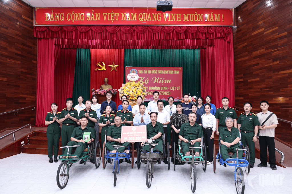 Tuổi trẻ Bệnh viện Trung ương Quân đội 108 thăm, tặng quà trung tâm điều dưỡng thương binh, bệnh binh