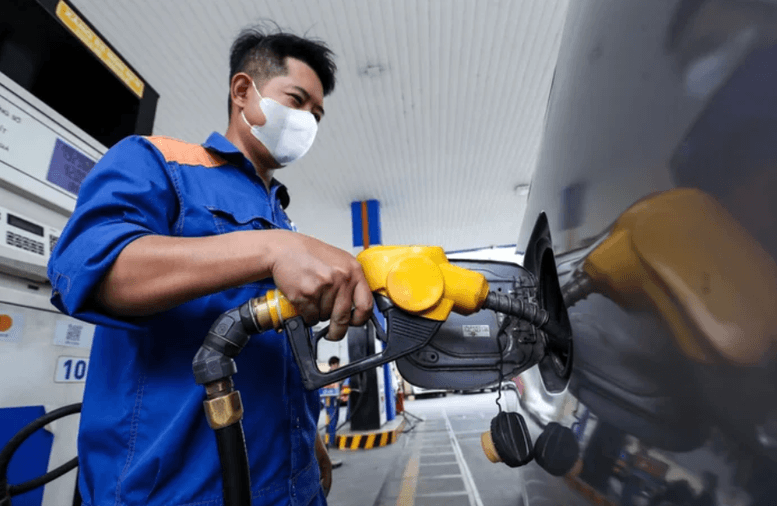 Từ chiều nay (24-7), giá xăng giảm, giá dầu tăng