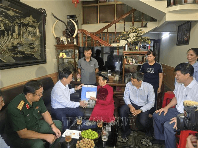 Phó chủ tịch Quốc hội Nguyễn Khắc Định thăm, tặng quà gia đình chính sách