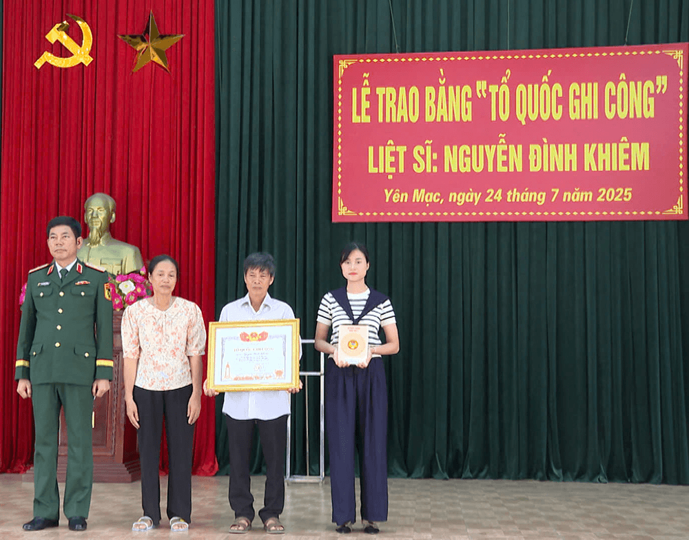 Trao Bằng Tổ quốc ghi công liệt sĩ Nguyễn Đình Khiêm