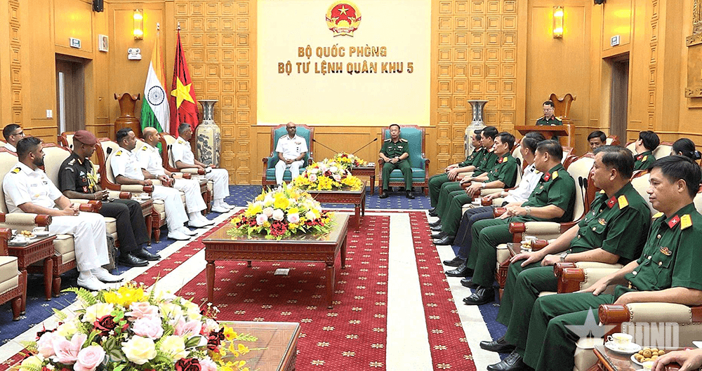 Đoàn sĩ quan Hải quân Ấn Độ thăm xã giao Bộ tư lệnh Quân khu 5