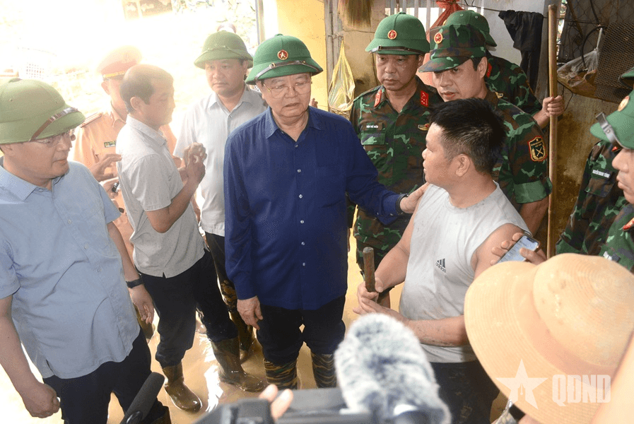 Phó thủ tướng Mai Văn Chính động viên nhân dân vùng ngập lụt tỉnh Nghệ An