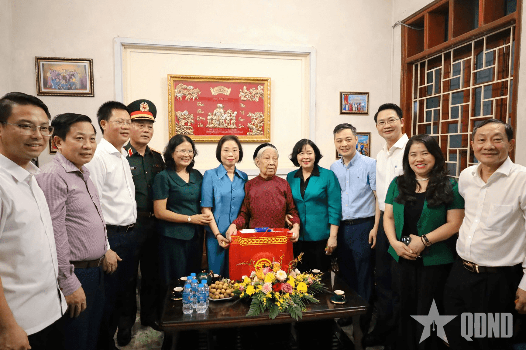 Bí thư Thành ủy Hà Nội thăm, tặng quà Mẹ Việt Nam anh hùng Công Thị Mùi