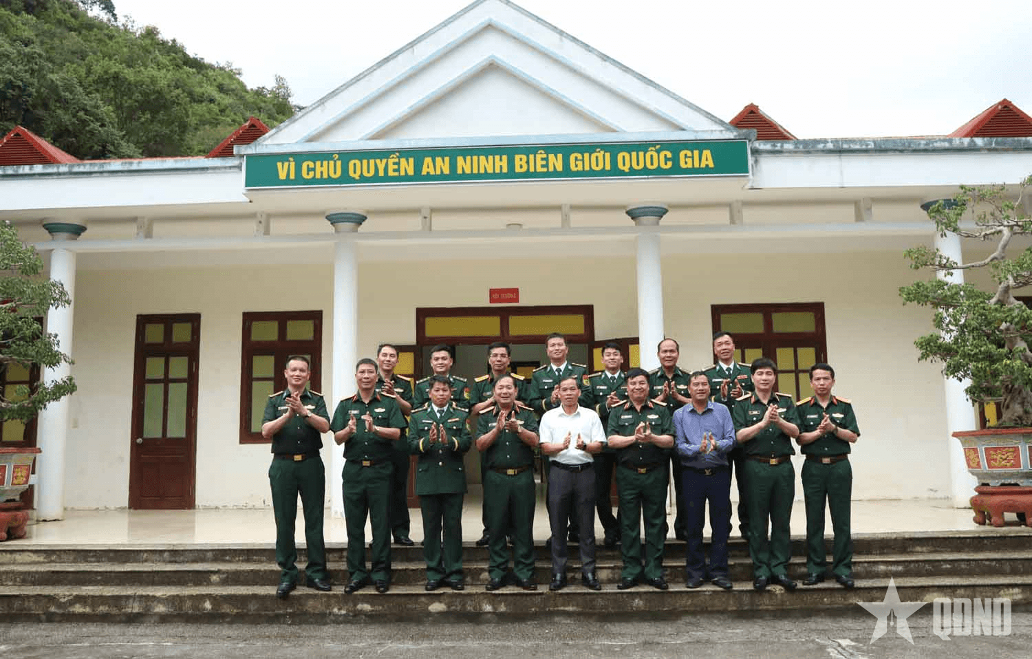 Thượng tướng Lê Huy Vịnh thăm, tặng quà Đồn Biên phòng Lũng Cú