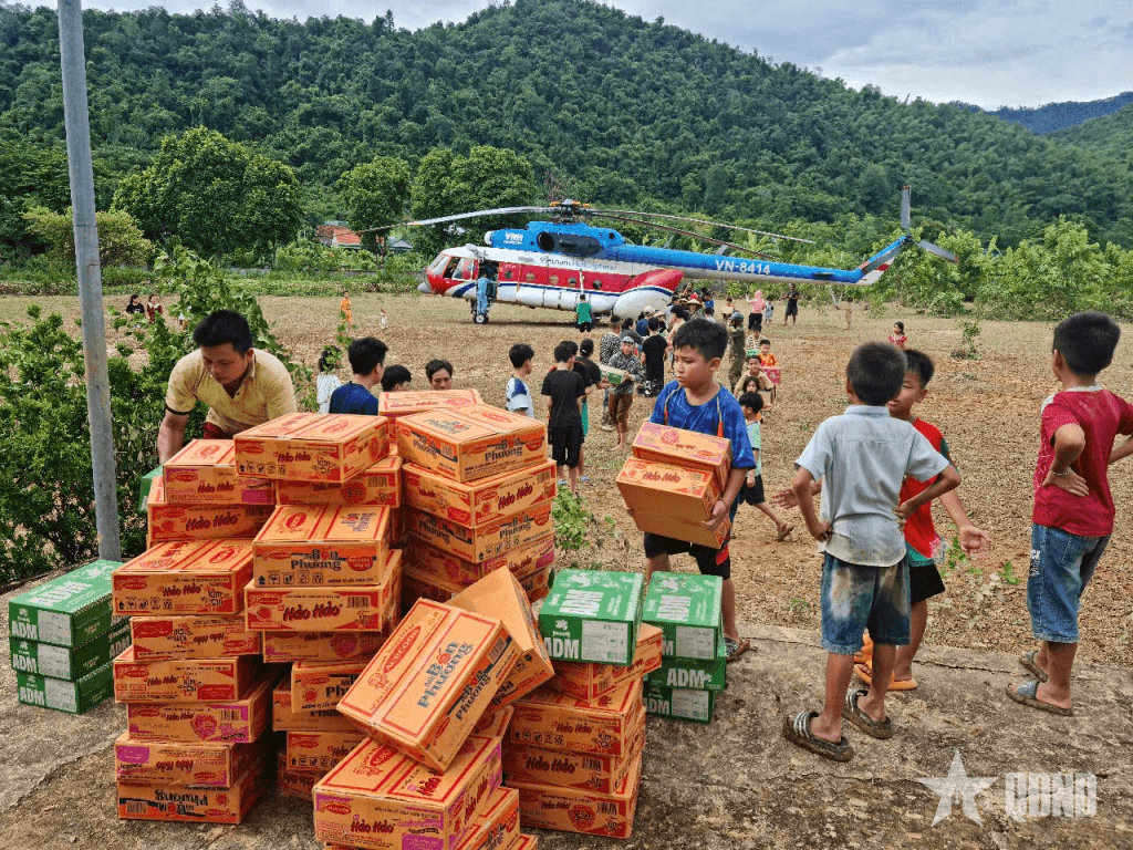 Hơn 18 tấn hàng cứu trợ được trực thăng đưa đến vùng lũ Nghệ An