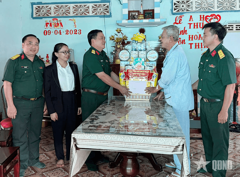 TP Hồ Chí Minh thăm, tặng quà gia đình chính sách, người có công