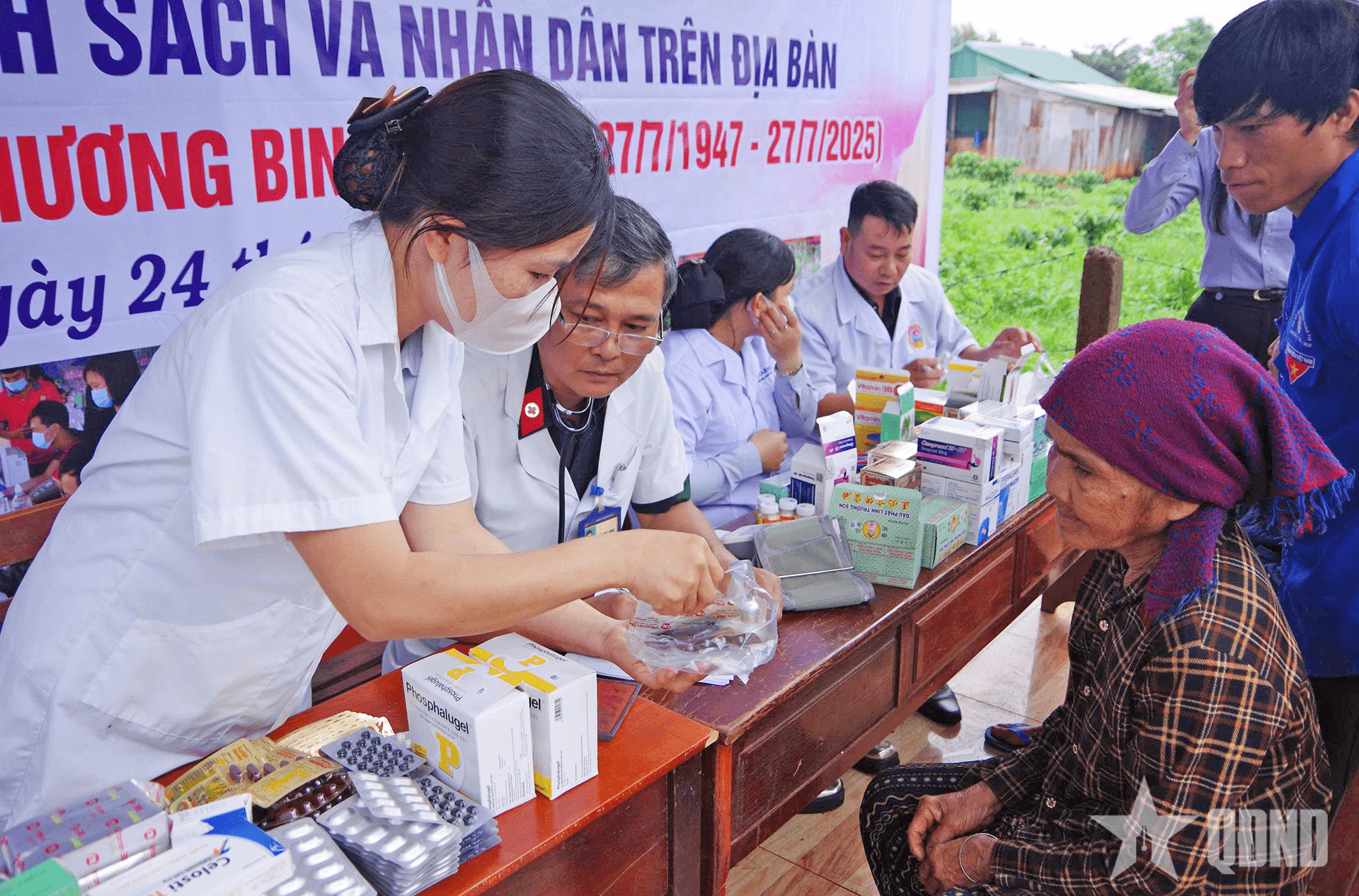 Trung đoàn Kinh tế - Quốc phòng 710 khám bệnh, cấp thuốc miễn phí