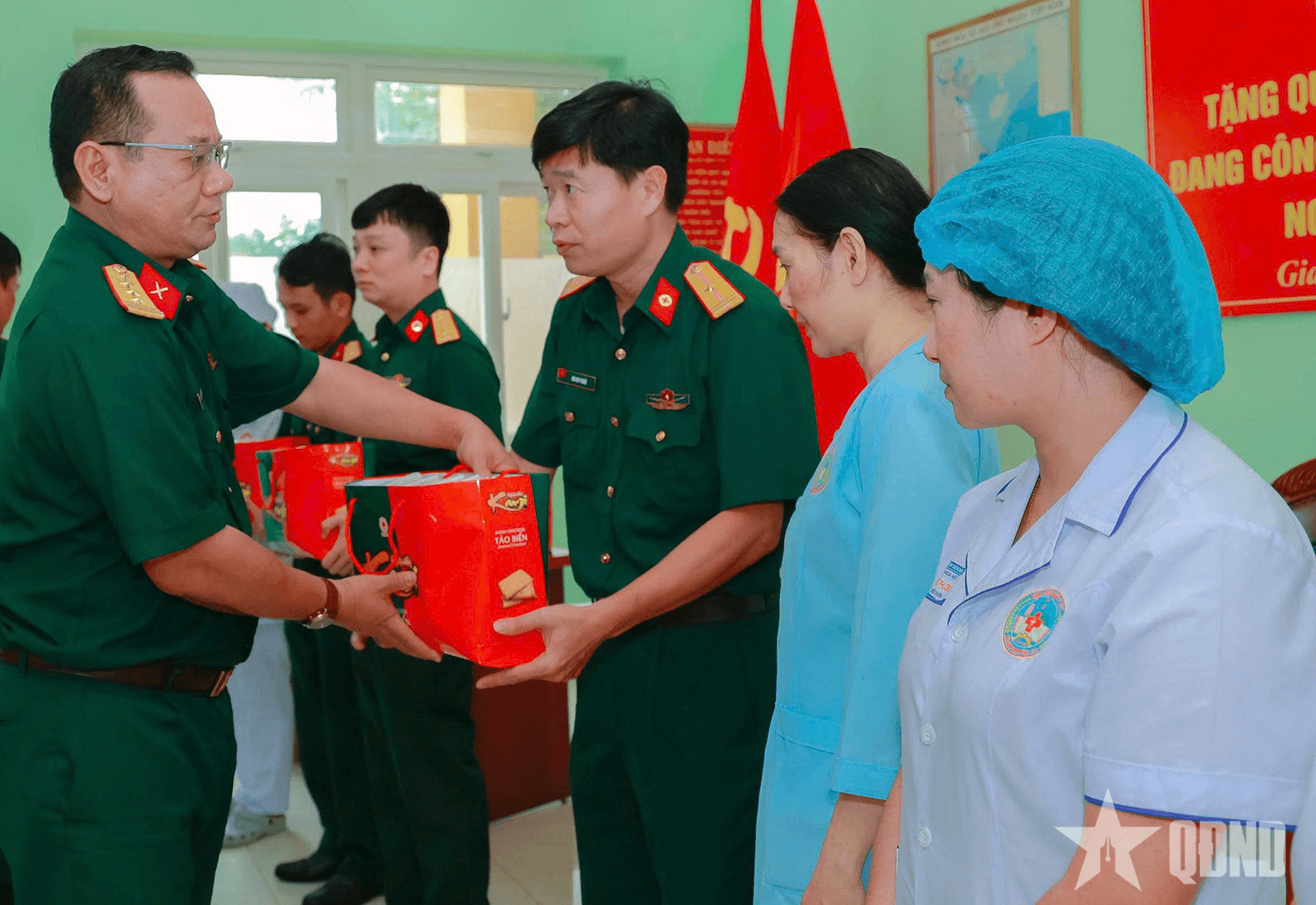 Cục Hậu cần - Kỹ thuật (Quân đoàn 34): Thăm, tặng quà gia đình chính sách, quân nhân điều trị bệnh dài ngày