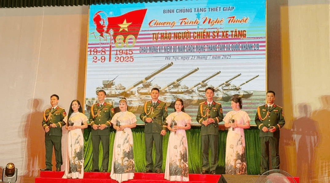 Đặc sắc chương trình nghệ thuật "Tự hào người chiến sĩ xe tăng"