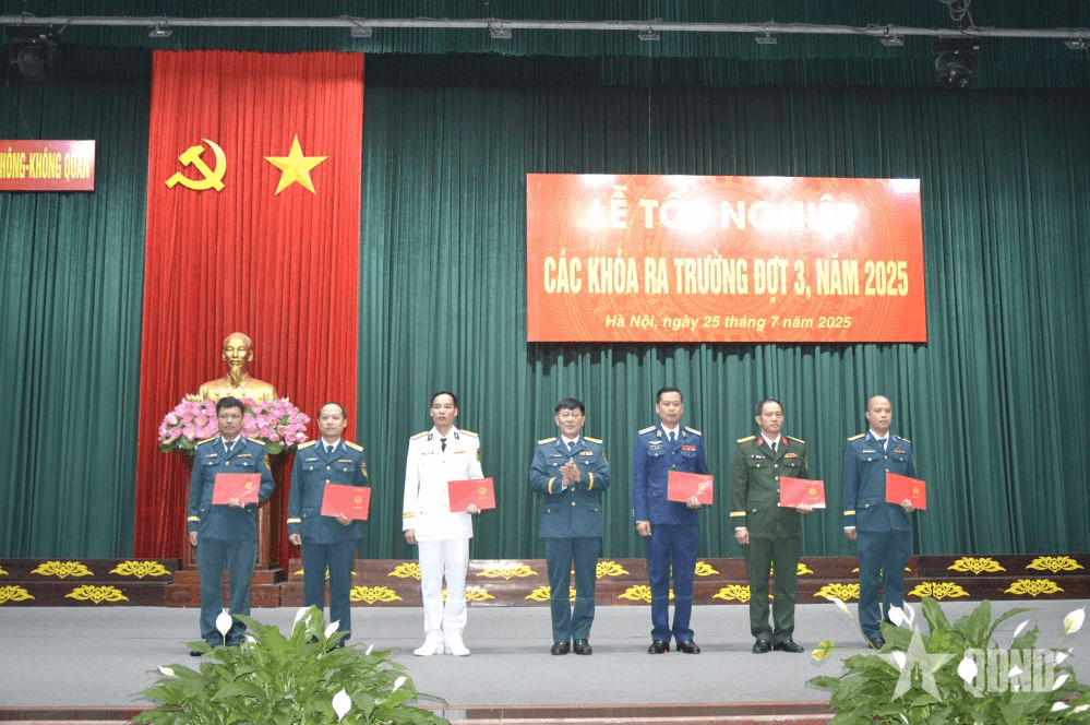 Học viện Phòng không - Không quân tổ chức Lễ tốt nghiệp các khóa học viên ra trường đợt 3 năm 2025