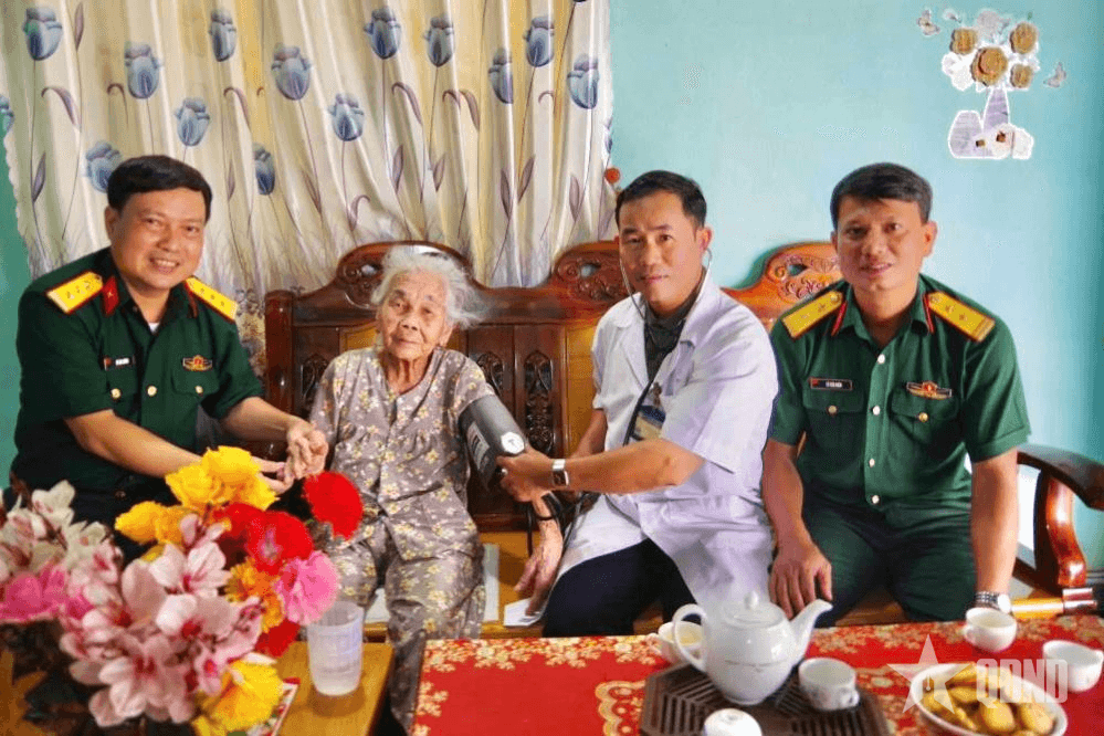 Binh đoàn 16 tặng quà Bà mẹ Việt Nam anh hùng và các gia đình chính sách