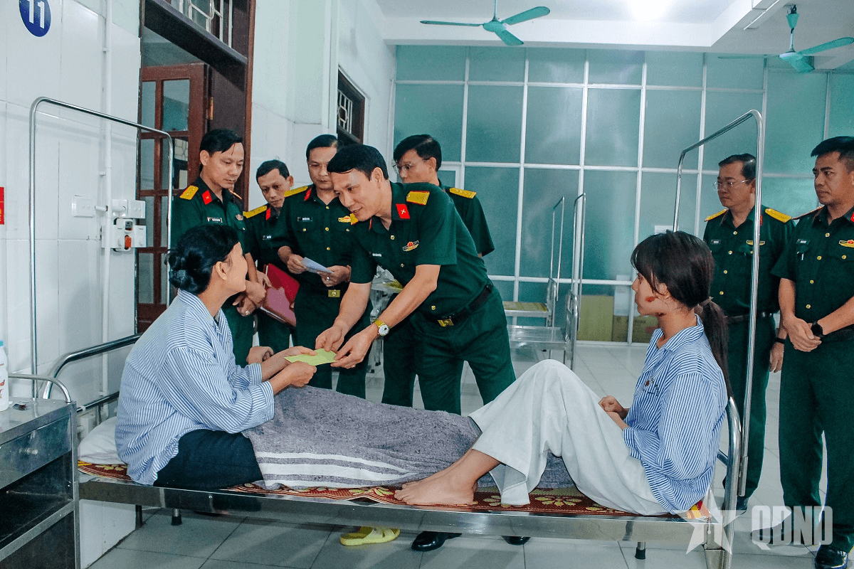 Quân khu 4 thăm hỏi, hỗ trợ các nạn nhân trong vụ tai nạn giao thông đặc biệt nghiêm trọng tại Hà Tĩnh