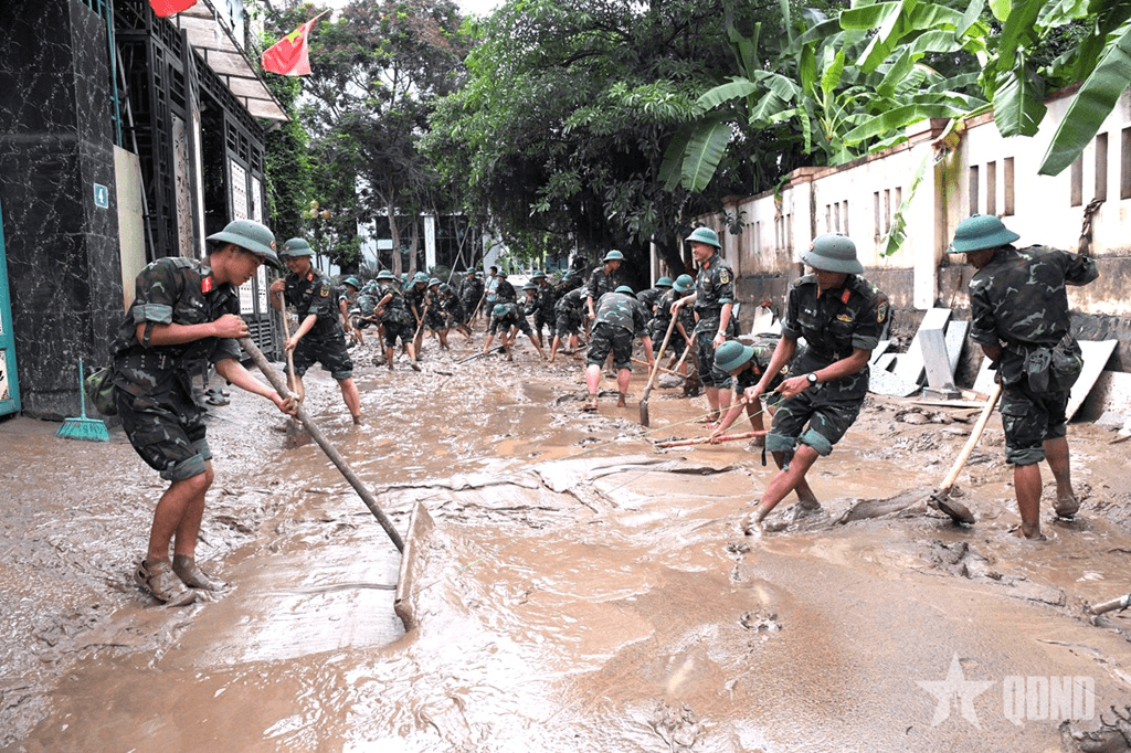 Gần 500 cán bộ, chiến sĩ giúp dân vùng lũ Con Cuông, Nghệ An