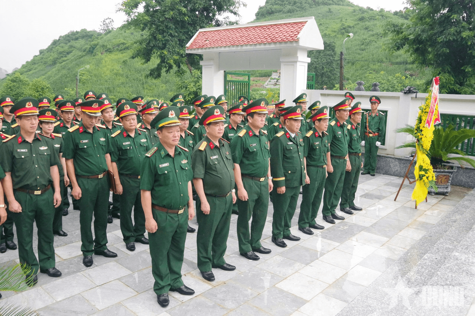 Bộ CHQS tỉnh Sơn La dâng hương tưởng niệm các anh hùng liệt sĩ