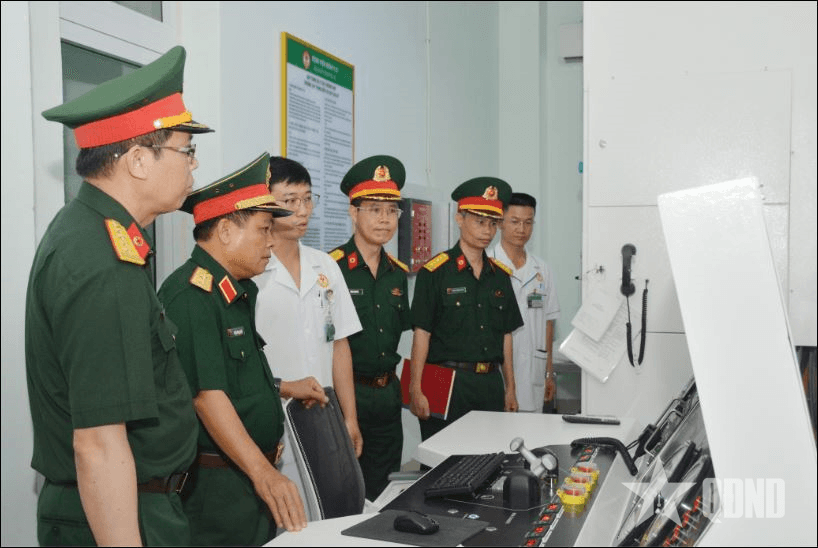 Những đảng viên, quân nhân khoác áo blouse