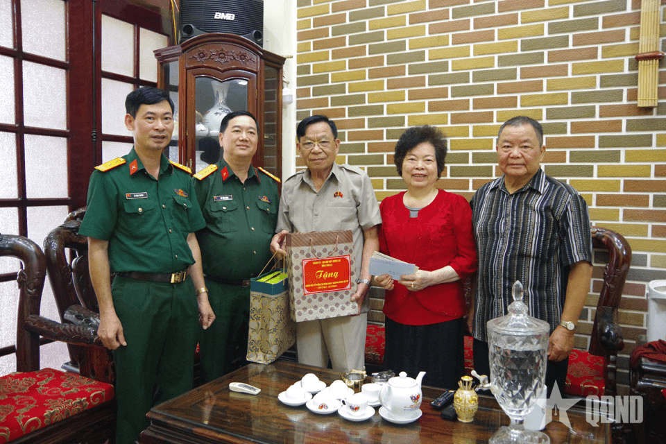 Bộ CHQS tỉnh Sơn La thăm, tặng quà gia đình chính sách, người có công